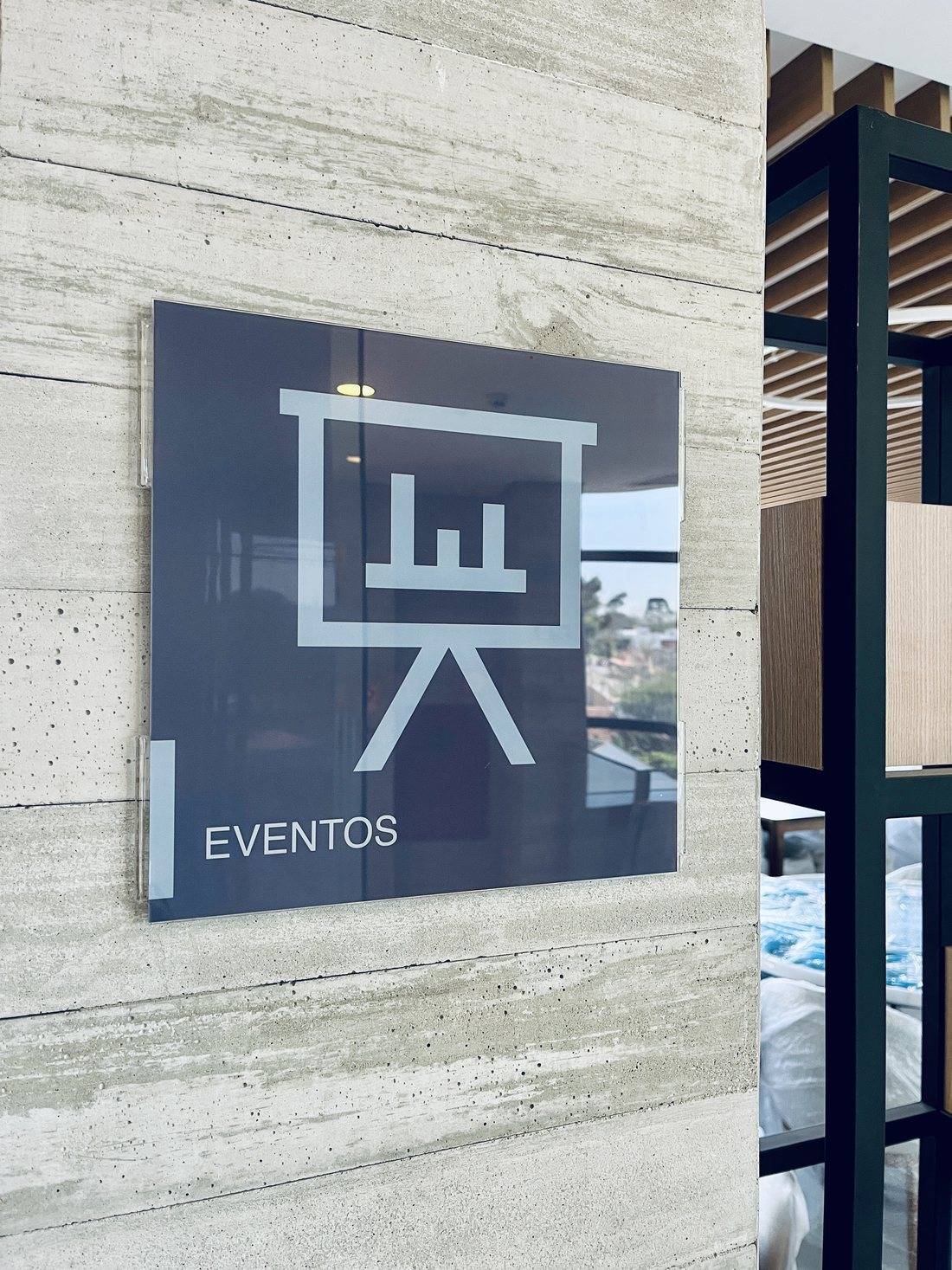 Caixa dos Advogados do Paraná: placa de sinalização Eventos aplicada em parede de concreto.