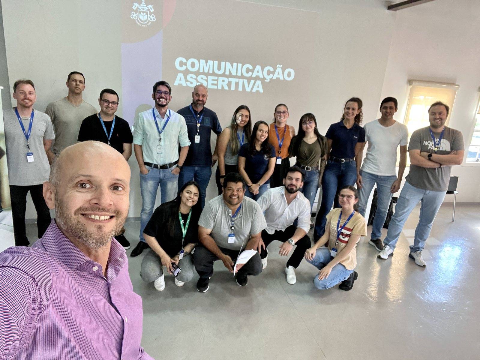 Frísia Cooperativa: turma do treinamento in-company de Comunicação Assertiva reunida com Bernardo Wouk.